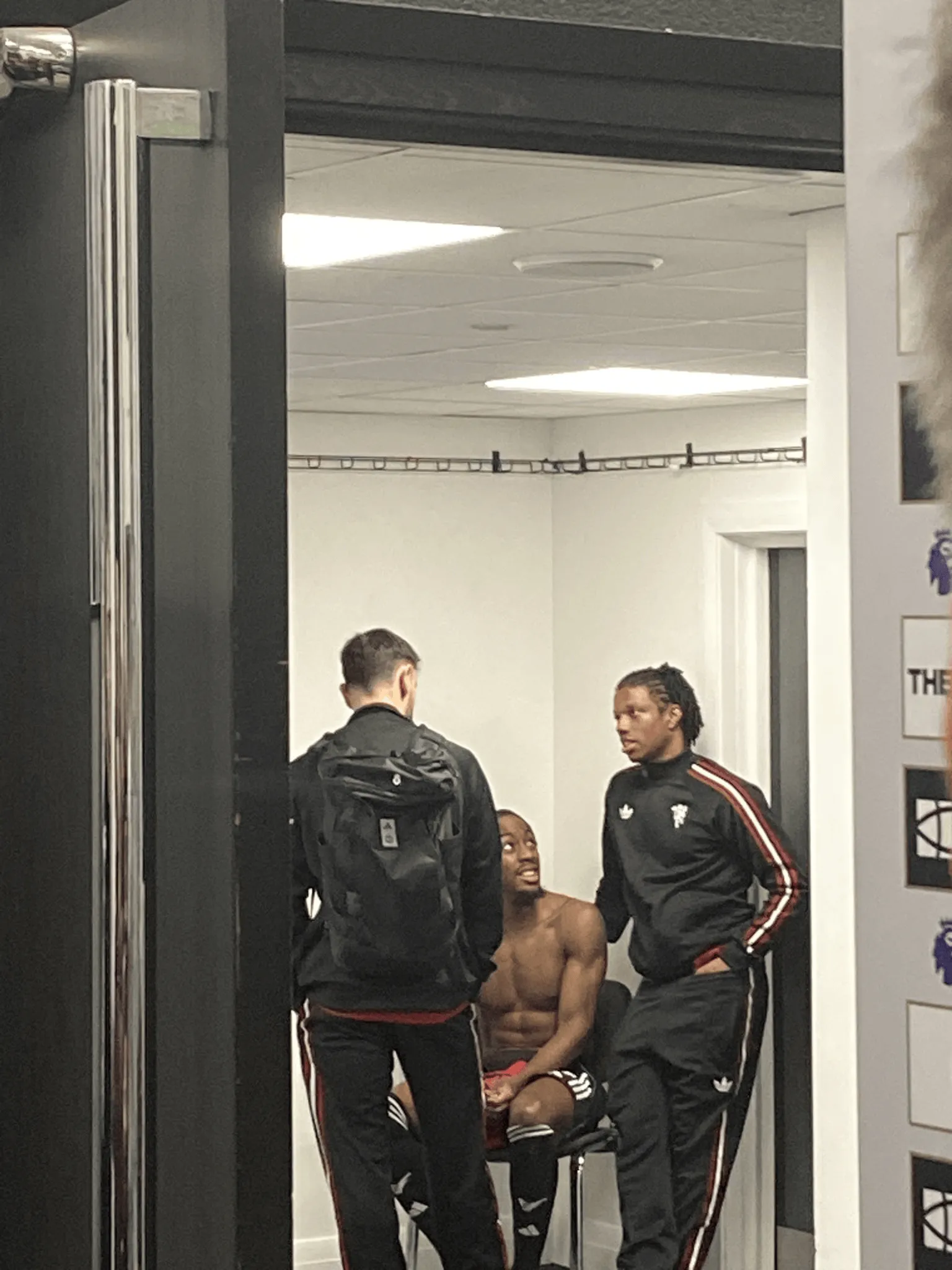 米乐奖金-老队友重聚，埃兰加赛后与B费、马拉西亚交谈了5分钟