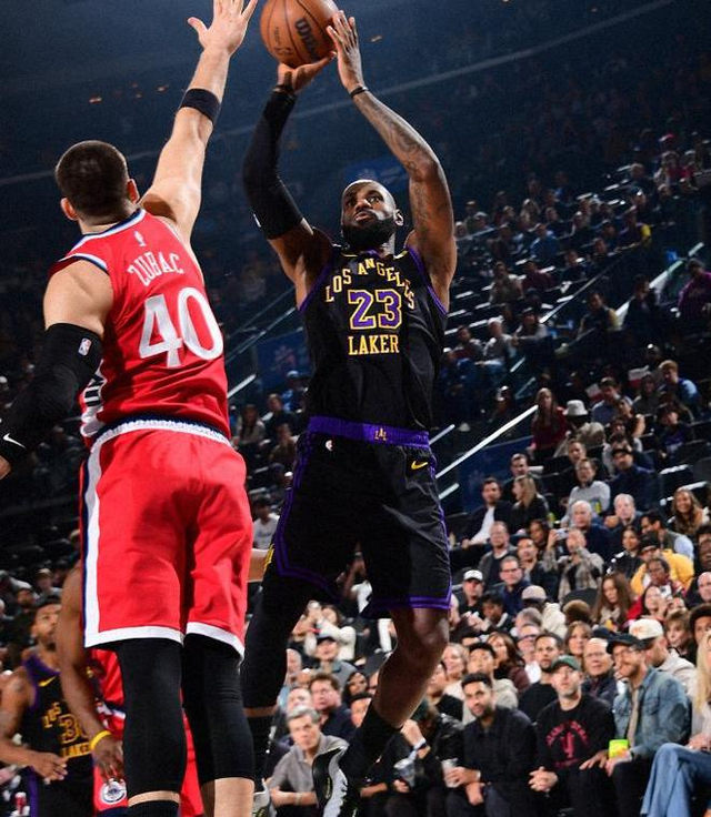 米乐官方-东契奇浪投祖巴茨统治内线,快船击败湖人,雷霆状元签没了