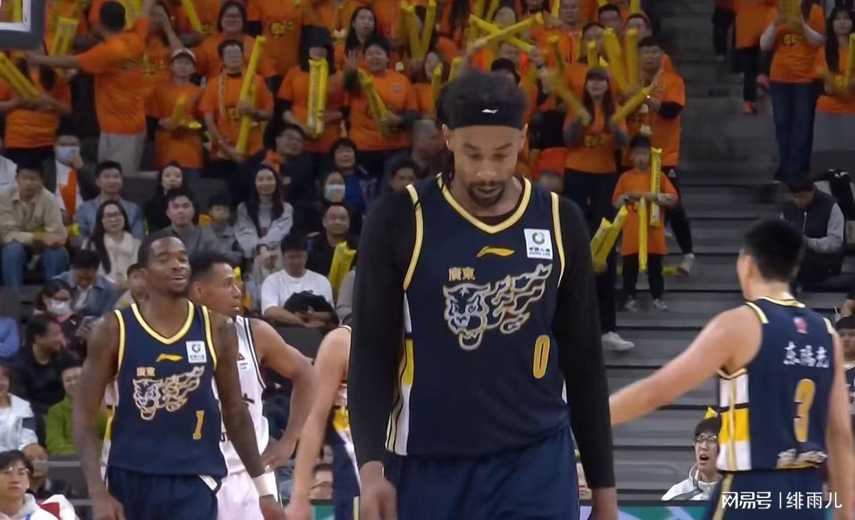 米乐游戏-貌合神离?萨林杰庆生惨遭区别对待,或被广东队彻底放弃!